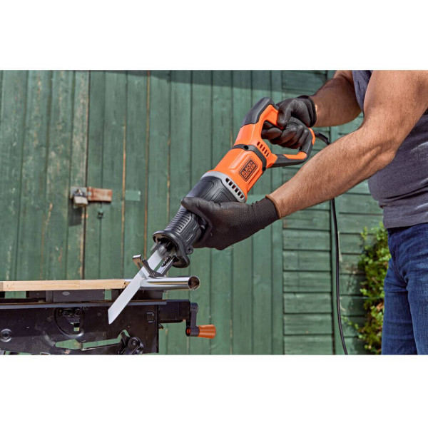 Пила шабельна мережева BLACK+DECKER (BES301)