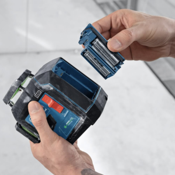 Лазерный линейный нивелир Bosch GLL 80-33 G Professional с акб, держателем LB 10 и аксессуарами в чемодане (0601065501)