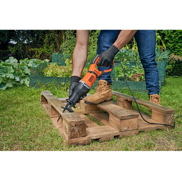 Пила шабельна мережева BLACK+DECKER (BES301)