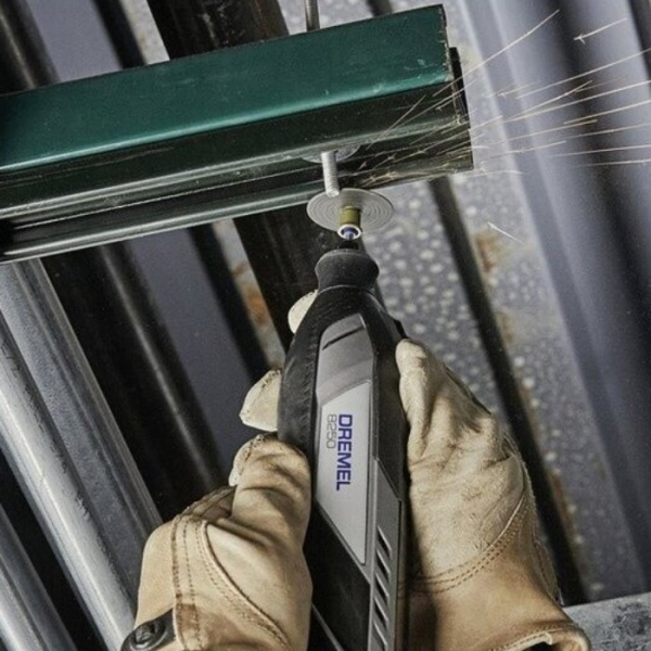 Многофункциональный инструмент Dremel 8250-5/65 (2×12V 2.0Ah) c аксессуарами в кейсе (F0138250JF)