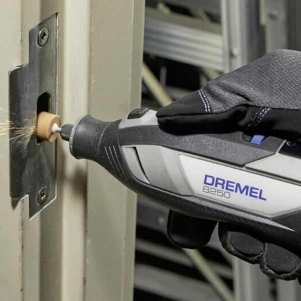 Многофункциональный инструмент Dremel 8250-5/65 (2×12V 2.0Ah) c аксессуарами в кейсе (F0138250JF)